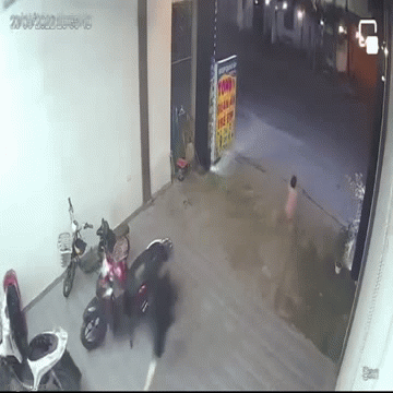 Bé gái chạy băng băng ra ngoài đường và cái kết khiến ai nấy thót tim