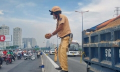 Tin thời sự mới nóng nhất 17/5: CSGT dùng tay không hốt cát lấp vệt dầu nhớt giữa cầu