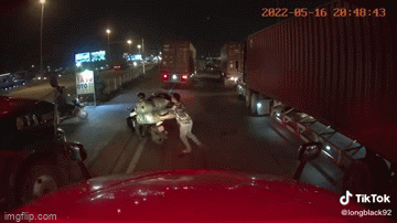 Video: Hành động đẹp của tài xế container khiến dân mạng rần rần 