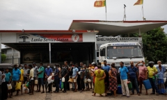 Thủ tướng Sri Lanka tuyên bố kho dự trữ xăng sắp cạn kiệt