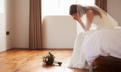 Cô dâu tỉnh giấc giữa đêm vì bàn tay lạ, nhìn rõ người trước mắt càng thêm hoảng sợ
