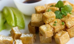 Mẹo đơn giản giúp rán đậu phụ ngoài vàng giòn, trong mềm ẩm, không lo dính nát