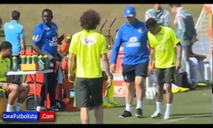 Dani Alves bị HLV Scolari chơi khăm khó đỡ