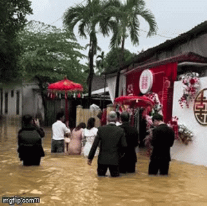 Đám cưới trúng ngày mưa lũ, nhà trai lội nước bì bõm sang rước dâu