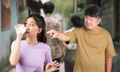Ông bố bị chỉ trích gay gắt vì nhất quyết ép con gái chia tay mối tình đầu