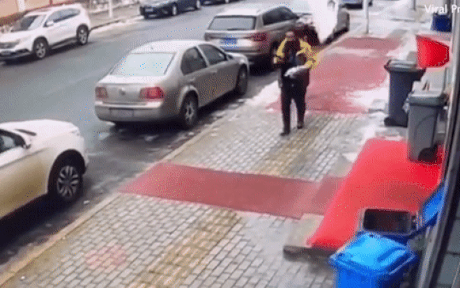 Mải bấm điện thoại, người đàn ông bị 