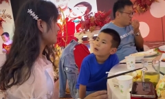Clip bé trai đắm đuối nhìn phù dâu xinh đẹp khiến cộng đồng mạng cười nghiêng ngả