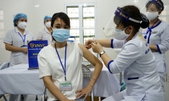 Tiêm vaccine COVID-19 mũi 4 cho lực lượng tuyến đầu