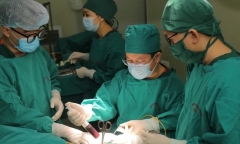 Hà Nội: Nam sinh 12 tuổi bị kéo thủ công của bạn đâm vào đầu