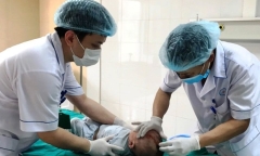 Em bé 6 tháng tuổi bị một người tâm thần đâm vật nhọn vào đầu