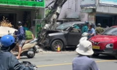 Vụ xe bán tải húc gãy cột điện, 2 người thương vong ở TP.HCM: Nhân chứng kể giây phút kinh hoàng