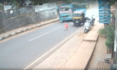 Clip: Thót tim cảnh bé gái lao sang đường suýt bị xe buýt cán trúng