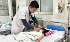 Chơi đùa với chó nhà, bé gái bị cắn phải nhập viện cấp cứu