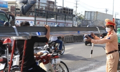 TP.HCM: Người đi xe máy bị phạt 2,9 triệu đồng vì vác thanh sắt dài gần 7m gây nguy hiểm