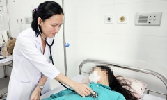 Hàng loạt học sinh ở Nha Trang nhập viện sau khi ăn cơm gà trước cổng trường