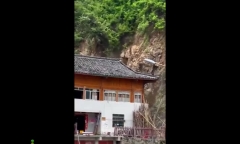 Video: Sạt nở núi, nhiều người tháo chạy trong gang tấc ở Trung Quốc