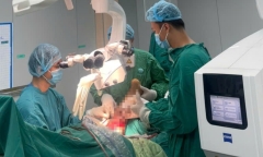 Bị bạn dùng vòi xịt hơi áp lực cao xịt vào 