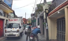 Làm rõ vụ tài xế hung hãn rút hung khí đánh người khi bị nhắc nhở vì đỗ xe chắn đường đi