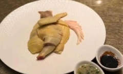 Đĩa gà luộc giá 1,7 triệu đồng gây tranh cãi, nhà hàng giải thích vì sao 