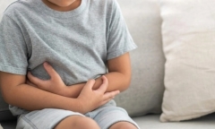 Táo bón kéo dài, bé trai suýt mất mạng vì biến chứng nguy hiểm