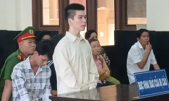Nam sinh đâm chết người trước cổng trường, lĩnh án 13 năm tù 