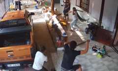Truy xét nhóm giang hồ xông vào tận nhà, dùng hung khí truy sát 2 người