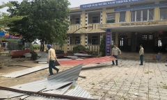 Thừa Thiên-Huế: Giông lốc thổi bay mái phòng học, học sinh phải nghỉ học 