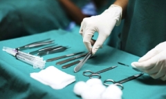 Bỏ quên gạc y tế trong người sản phụ, y tá còn trả lời