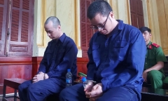 Chuyên gia trang điểm môi giới cho hoa khôi đi