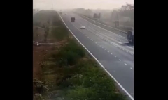 Video: Ô tô bất ngờ lao khỏi đường cao tốc và lật nhiều vòng