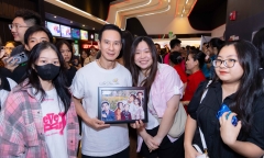 Dàn diễn viên Lật Mặt 7 “bơi” trong biển quà của fan