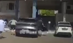 Clip: Xe mất lái bất ngờ lao vào tường trường học, cụ ông 76 tuổi nhập viện