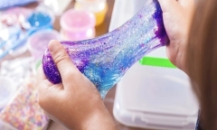 Bé trai 5 tuổi sưng phù mặt, nôn ói sau 30 phút chơi slime