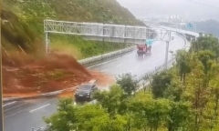 Kinh hoàng khoảnh khắc lở đất chắn ngang cao tốc, nhiều xe thoát nạn trong gang tấc