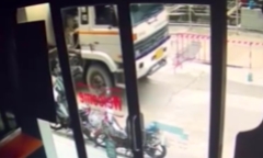 Clip: Rùng mình trước cảnh xe bồn  trộn xi măng bị hố tử thần nuốt chửng