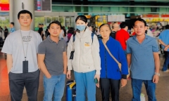 Vụ nữ sinh mất liên lạc ở TP.HCM: Mẹ nghẹn ngào đón con trở về từ Trung Quốc