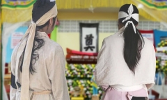 Vợ phát hiện chồng ngoại tình, có con riêng ngay tại đám tang bố chồng