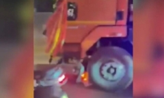 Clip: Xe tải kéo lê xe máy gần 1km, vợ tử vong, chồng bị thương