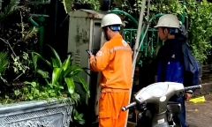 Hà Nội xử lý sự cố rò điện khiến nhiều người tê chân tay khi qua đoạn ngập sâu