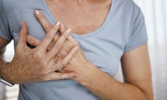 Tình cờ thấy một vết máu hồng nhỏ trên áo, người phụ nữ phát hiện bệnh hiếm gặp