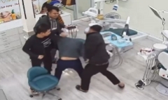 Clip: 3 người đàn ông hùng hổ lao vào phòng khám đánh tới tấp nam thanh niên