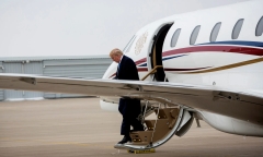 Máy bay chở ông Trump phải hạ cánh khẩn cấp vì gặp sự cố