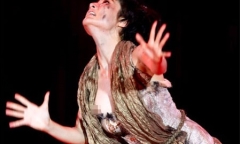 Khoảnh khắc đáng yêu của Khánh Thi và Quán quân BNHV nhí Linh Hoa