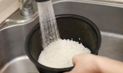 Có nên vo gạo kỹ trước khi nấu?