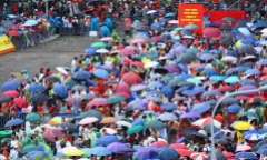 Xúc động hình ảnh người dân lưu luyến chào tạm biệt các chiến sĩ sau nhiệm vụ A80