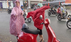 Dừng xe mặc áo mưa có phạm luật?