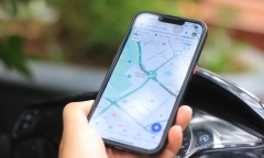 Năm 2025, vừa lái xe vừa xem Google Maps có bị phạt