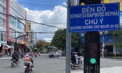 Có bắt buộc nhường đường cho người rẽ phải khi đèn đỏ?