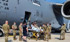 Sản phụ Afghanistan sinh con trên chuyến bay sơ tán của Mỹ