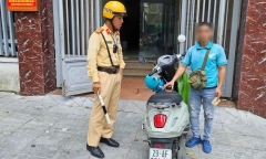 Hà Nội: Xác minh xử lý người điều khiển xe mô tô dán băng dính lên biển số